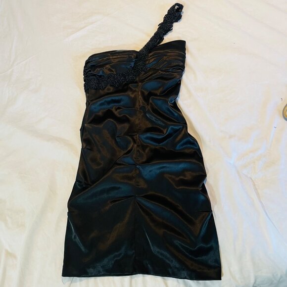 Elegant Black One-Shoulder Satin Dress With Beaded Floral Strap Detail Ruched Bo - Picture 5 of 14